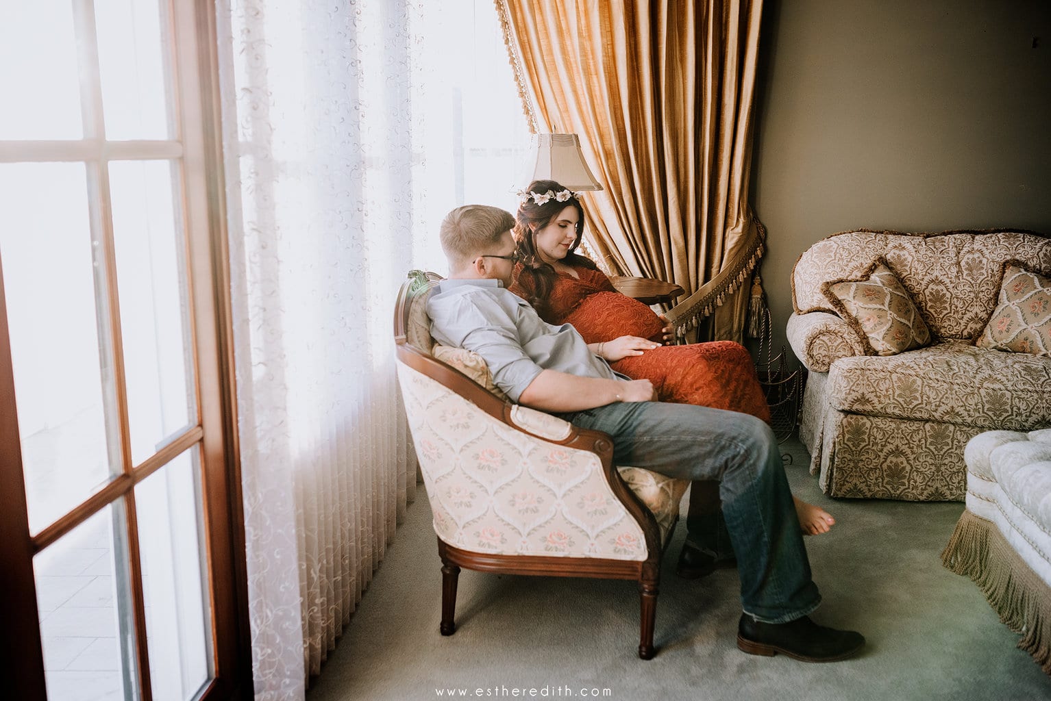 Tips and Benefits of an Indoor Winter Maternity Photography