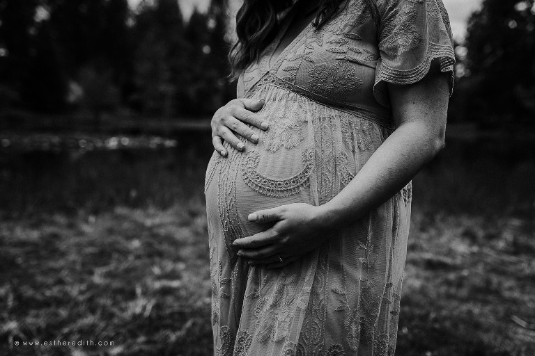 maternity photography spokane river, creek rocks maternity, spokane maternity pictures