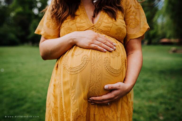 maternity photography spokane river, creek rocks maternity, spokane maternity pictures
