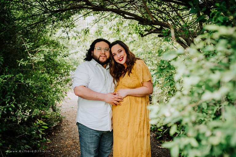 maternity photography spokane river, creek rocks maternity, spokane maternity pictures