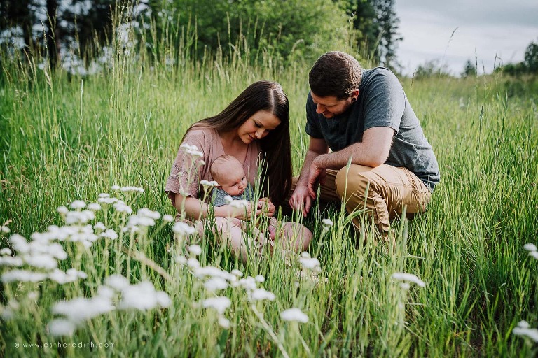outdoor family mini session, spokane family photography, spokane milestone photography, spokane videographers, lifestyle photography, unposed pictures, candid family photos spokane