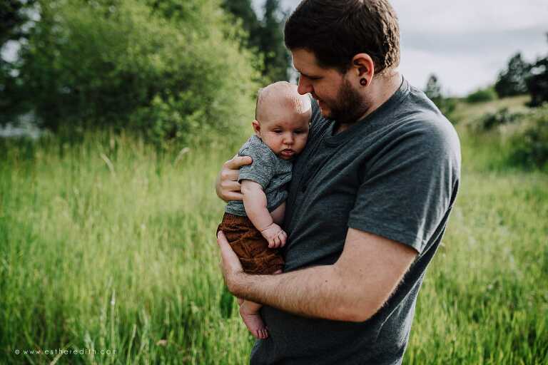 outdoor family mini session, spokane family photography, spokane milestone photography, spokane videographers, lifestyle photography, unposed pictures, candid family photos spokane