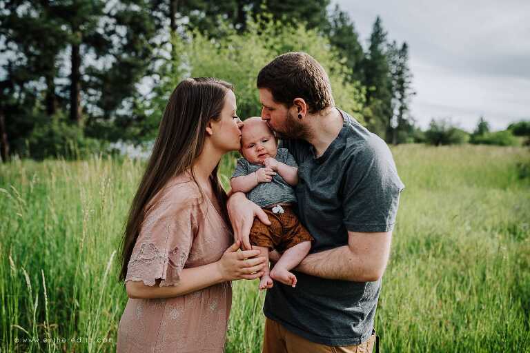 outdoor family mini session, spokane family photography, spokane milestone photography, spokane videographers, lifestyle photography, unposed pictures, candid family photos spokane