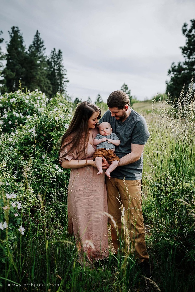 outdoor family mini session, spokane family photography, spokane milestone photography, spokane videographers, lifestyle photography, unposed pictures, candid family photos spokane