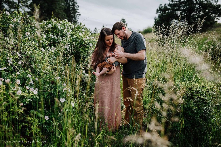 outdoor family mini session, spokane family photography, spokane milestone photography, spokane videographers, lifestyle photography, unposed pictures, candid family photos spokane