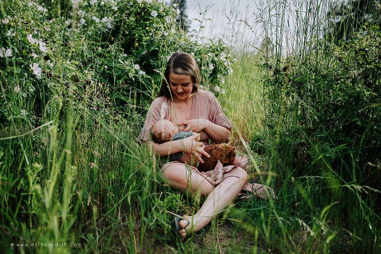 outdoor family mini session, spokane family photography, spokane milestone photography, spokane videographers, lifestyle photography, unposed pictures, candid family photos spokane