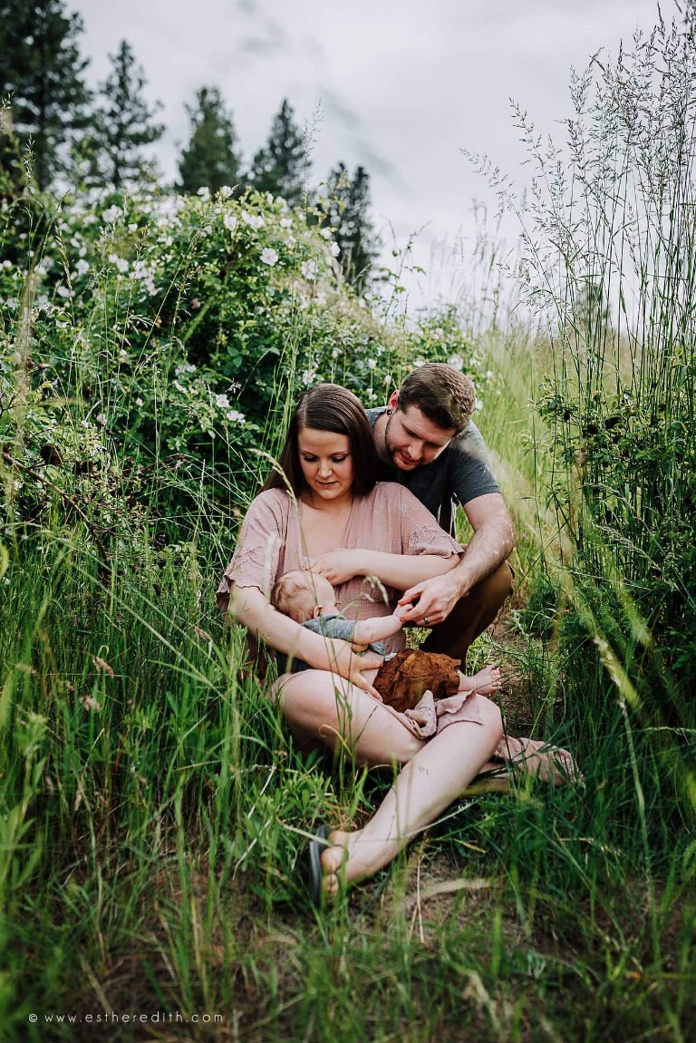outdoor family mini session, spokane family photography, spokane milestone photography, spokane videographers, lifestyle photography, unposed pictures, candid family photos spokane
