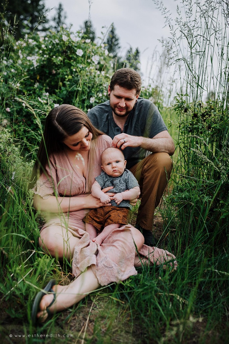 outdoor family mini session, spokane family photography, spokane milestone photography, spokane videographers, lifestyle photography, unposed pictures, candid family photos spokane