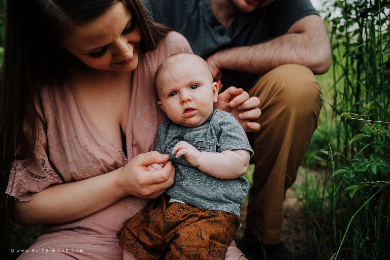 outdoor family mini session, spokane family photography, spokane milestone photography, spokane videographers, lifestyle photography, unposed pictures, candid family photos spokane