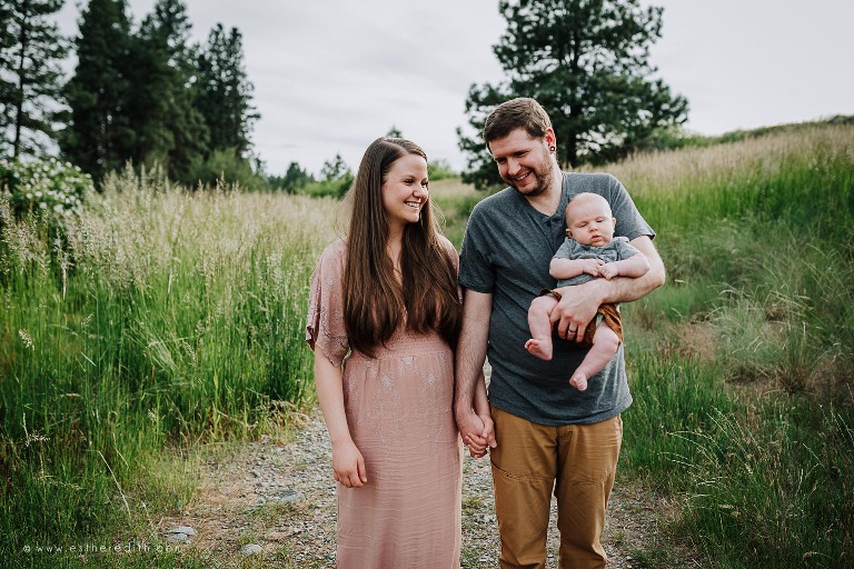 outdoor family mini session, spokane family photography, spokane milestone photography, spokane videographers, lifestyle photography, unposed pictures, candid family photos spokane
