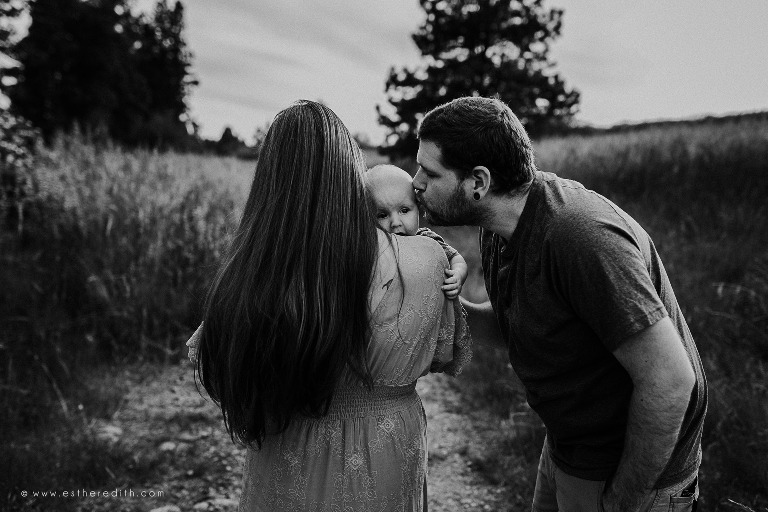 outdoor family mini session, spokane family photography, spokane milestone photography, spokane videographers, lifestyle photography, unposed pictures, candid family photos spokane