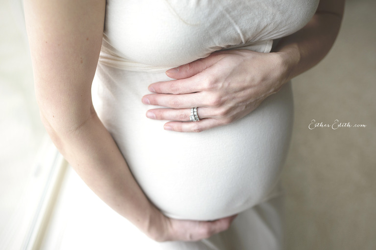 indoor maternity session, casual indoor maternity photos, Spokane Maternity Photographers, baby bump, pregnancy phtoos spokane, coeur d'alene maternity photographers, spokane professional pregnancy photographers