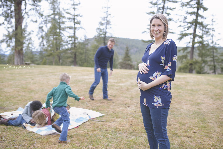 family maternity photos, outdoor maternity session, casual maternity family pictures, Spokane Maternity Photographers, baby bump, pregnancy phtoos spokane, coeur d'alene maternity photographers, spokane professional pregnancy photographers