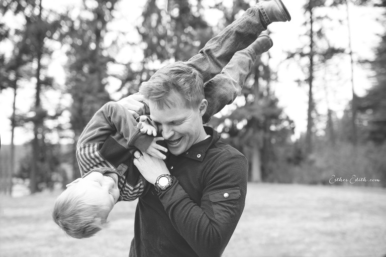 family maternity photos, outdoor maternity session, casual maternity family pictures, Spokane Maternity Photographers, baby bump, pregnancy phtoos spokane, coeur d'alene maternity photographers, spokane professional pregnancy photographers
