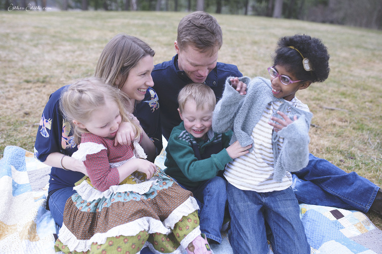 family maternity photos, outdoor maternity session, casual maternity family pictures, Spokane Maternity Photographers, baby bump, pregnancy phtoos spokane, coeur d'alene maternity photographers, spokane professional pregnancy photographers