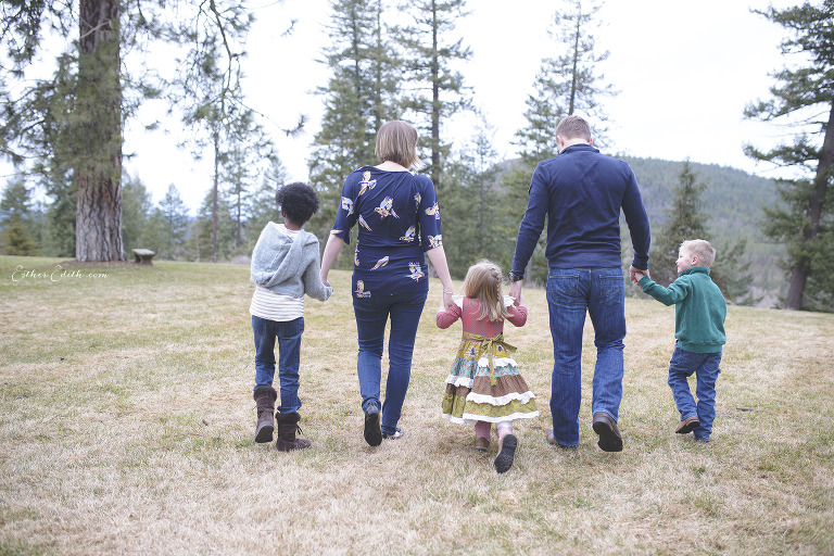 family maternity photos, outdoor maternity session, casual maternity family pictures, Spokane Maternity Photographers, baby bump, pregnancy phtoos spokane, coeur d'alene maternity photographers, spokane professional pregnancy photographers
