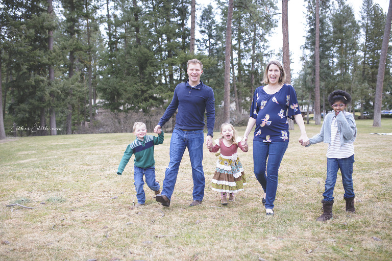 family maternity photos, outdoor maternity session, casual maternity family pictures, Spokane Maternity Photographers, baby bump, pregnancy phtoos spokane, coeur d'alene maternity photographers, spokane professional pregnancy photographers