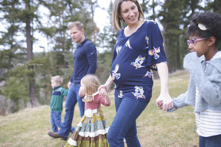 family maternity photos, outdoor maternity session, casual maternity family pictures, Spokane Maternity Photographers, baby bump, pregnancy phtoos spokane, coeur d'alene maternity photographers, spokane professional pregnancy photographers