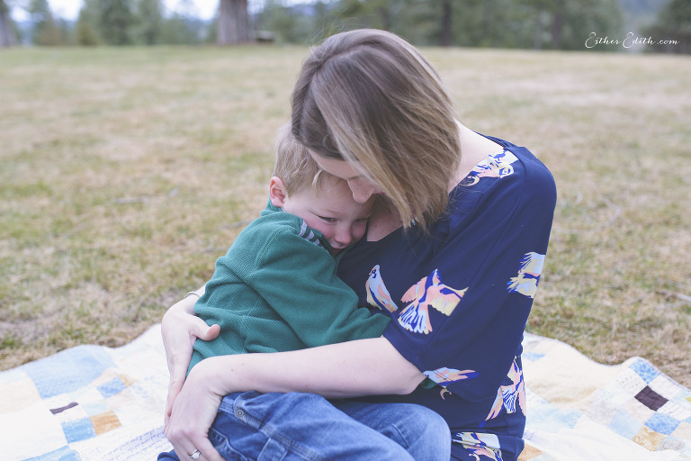 family maternity photos, outdoor maternity session, casual maternity family pictures, Spokane Maternity Photographers, baby bump, pregnancy phtoos spokane, coeur d'alene maternity photographers, spokane professional pregnancy photographers