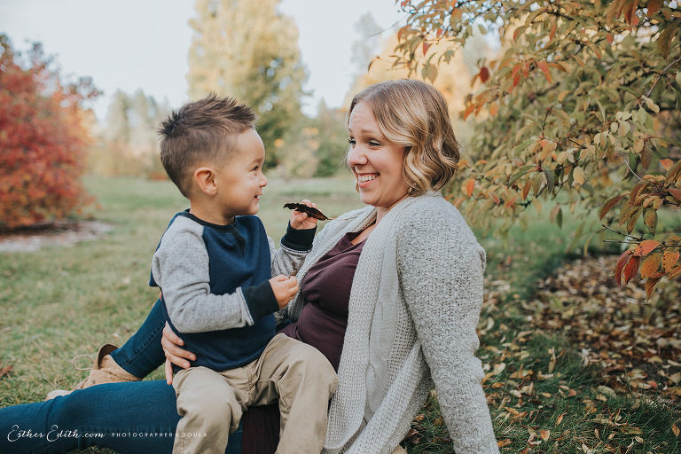 Spokane motherhood photography, mini sessions spokane, family mini session Spokane, CDA mini session family photography, professional photographer, lifestyle candid natural photos, natural light photography, indoor family photos